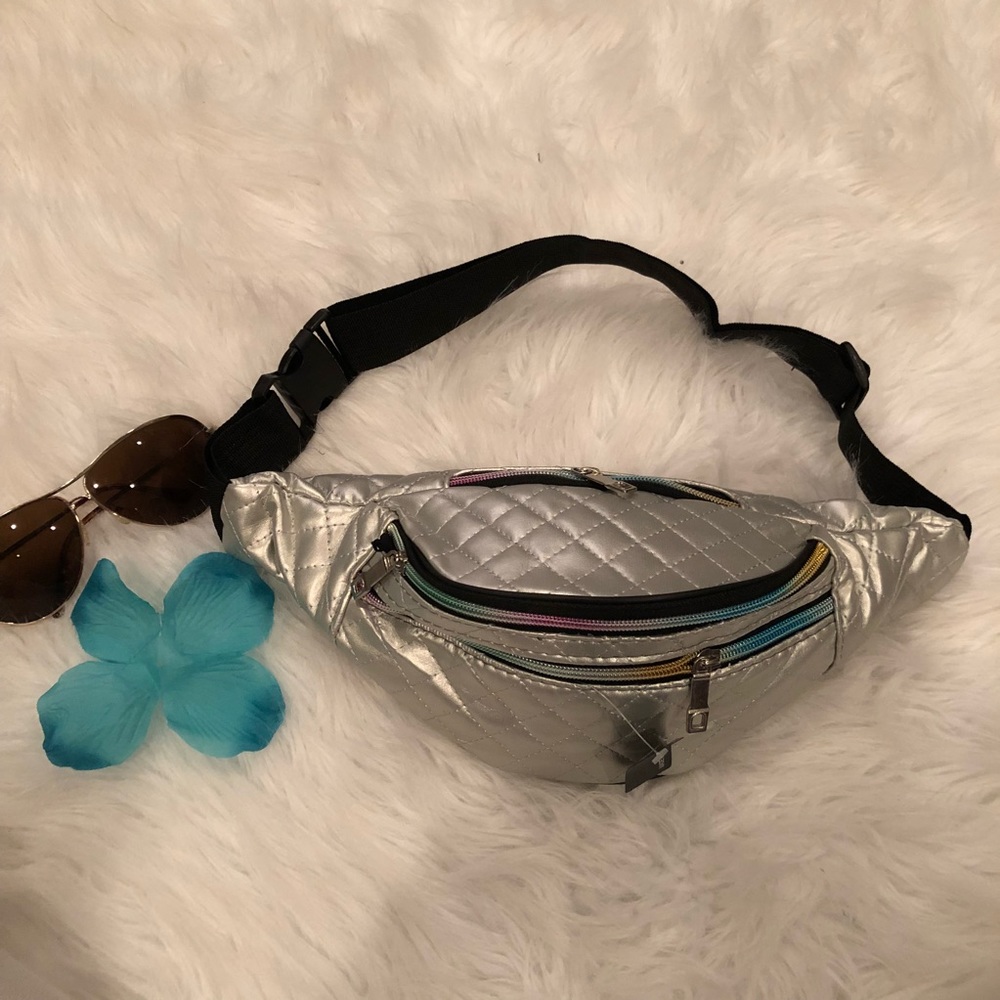 🆕🆒COOL NEW NWT METALLIC SILVER BELLY BAGS 💠